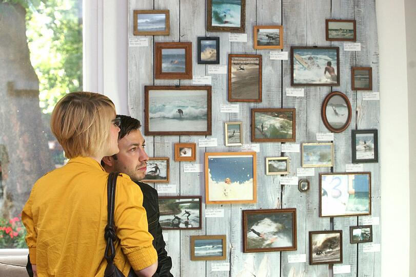 Die &bdquo;Wipe-Out-Wall&ldquo;: Hier hängen die schönsten Stürze von Surferfreunden des &bdquo;Arts&rsquo;n&rsquo;Boards&ldquo;.