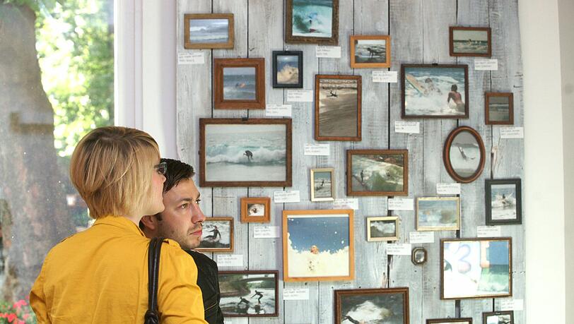 Die „Wipe-Out-Wall“: Hier hängen die schönsten Stürze von Surferfreunden des „Arts’n’Boards“. Die „Wipe-Out-Wall“: Hier hängen die schönsten Stürze von Surferfreunden des „Arts’n’Boards“.