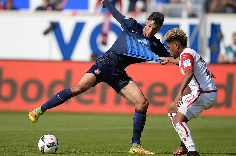 Heidenheims Tim Kleindienst (l) im Zweikampf um den Ball gegen Kaiserslauterns Phillipp Mwene.