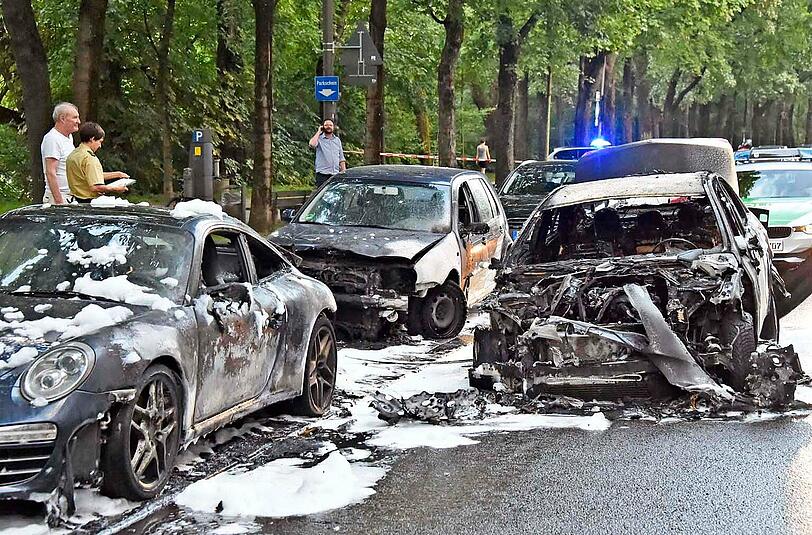 Völlig ausgebrannt: Bei dem Taxi-Brand sind vier Autos in Mitleidenschaft gezogen worden. Der Porsche war nicht mehr zu retten.