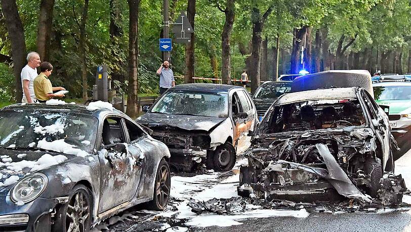 Völlig ausgebrannt: Bei dem Taxi-Brand sind vier Autos in Mitleidenschaft gezogen worden. Der Porsche war nicht mehr zu retten. Völlig ausgebrannt: Bei dem Taxi-Brand sind vier Autos in Mitleidenschaft gezogen worden. Der Porsche war nicht mehr zu retten.