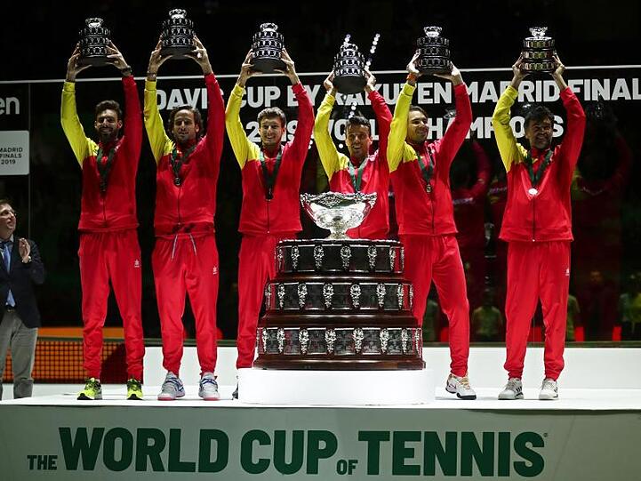 Das spanische Team jubelt mit der Trophäe.