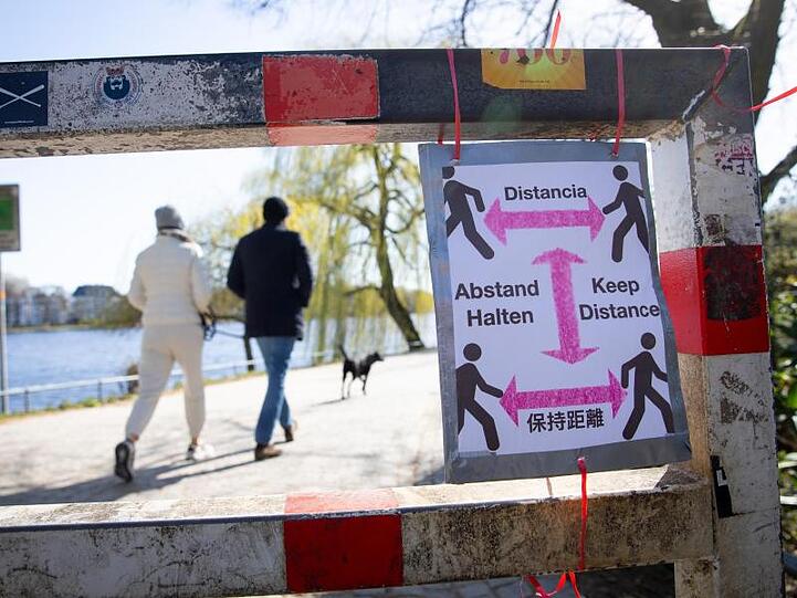 Ein selbstgebasteltes Schild mit der Aufschrift "Abstand Halten".