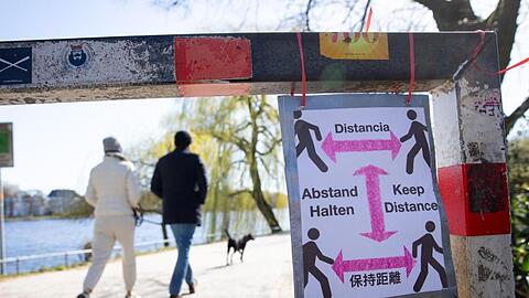 Ein selbstgebasteltes Schild mit der Aufschrift "Abstand Halten".