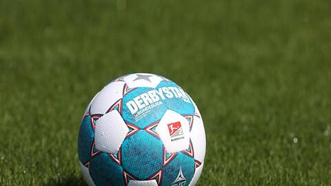 Der Spielball der Saison 2021/2022 der 2. Bundesliga liegt auf dem Rasen.