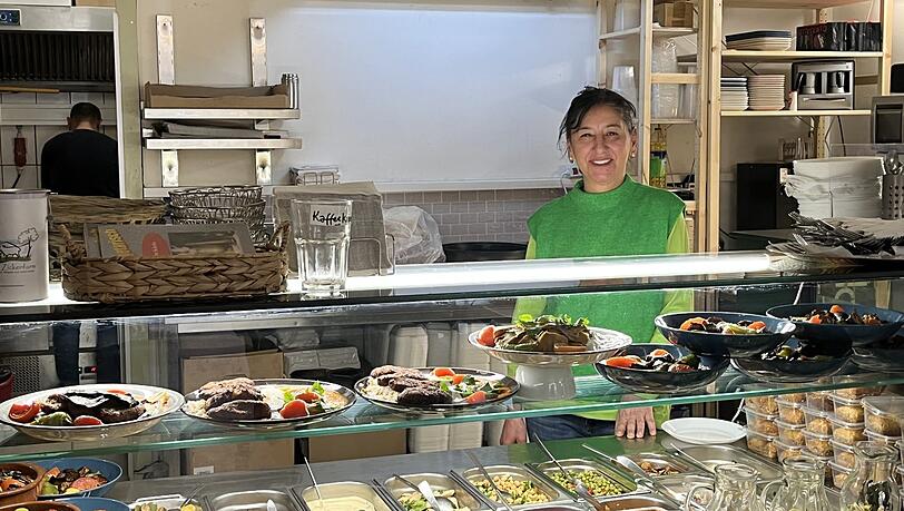 Veganer Döner, stabile Preise – und das in Haidhausen: Isik Wieczocek setzt drauf, die Portionen zu verkleinern, um ihre Kosten abzufangen.