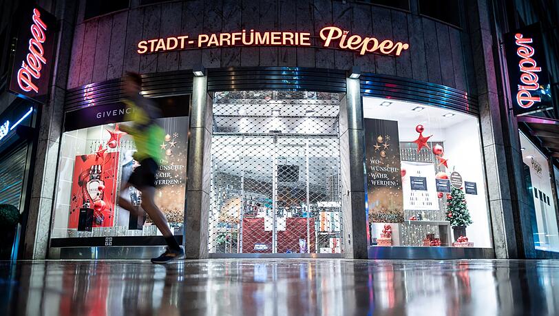 Ein Foto aus schlechten Zeiten: Dezember 2020, wegen eines Corona-Lockdowns blieb auch dieser Pieper-Shop zeitweise geschlossen. Die Shops sind längst wieder geöffnet und bleiben es auch, trotz Insolvenzverfahrens. Ein Foto aus schlechten Zeiten: Dezember 2020, wegen eines Corona-Lockdowns blieb auch dieser Pieper-Shop zeitweise geschlossen. Die Shops sind längst wieder geöffnet und bleiben es auch, trotz Insolvenzverfahrens.