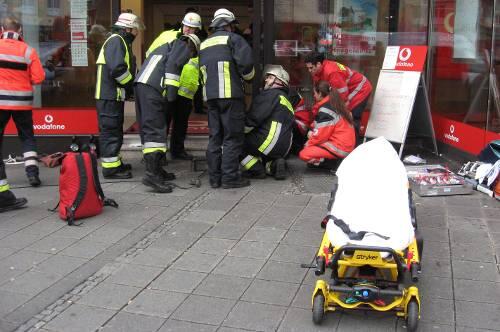 Bei der Rettungsaktion: Eine Spezialeinheit der Feuerwehr barg die verletzte Nürnbergerin (46) aus sechs Metern Tiefe.