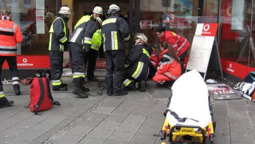 Bei der Rettungsaktion: Eine Spezialeinheit der Feuerwehr barg die verletzte Nürnbergerin (46) aus sechs Metern Tiefe. Bei der Rettungsaktion: Eine Spezialeinheit der Feuerwehr barg die verletzte Nürnbergerin (46) aus sechs Metern Tiefe.