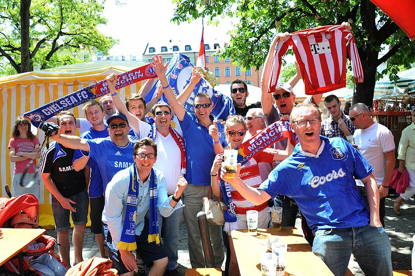 Bayerische und englische Fans teilen sich gemütlich ein Bierchen.