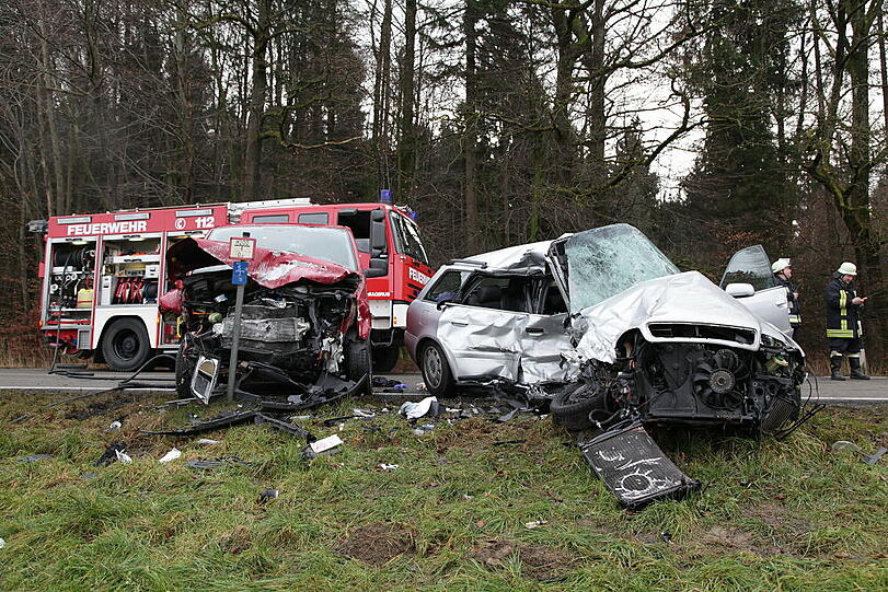 Auf der Staatsstraße 2359 krachten zwei Autos ineinander. Die Bilder vom Unfallort.