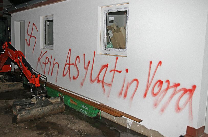 Der Schriftzug "Kein Asylant in Vorra" steht an einer Hauswand.