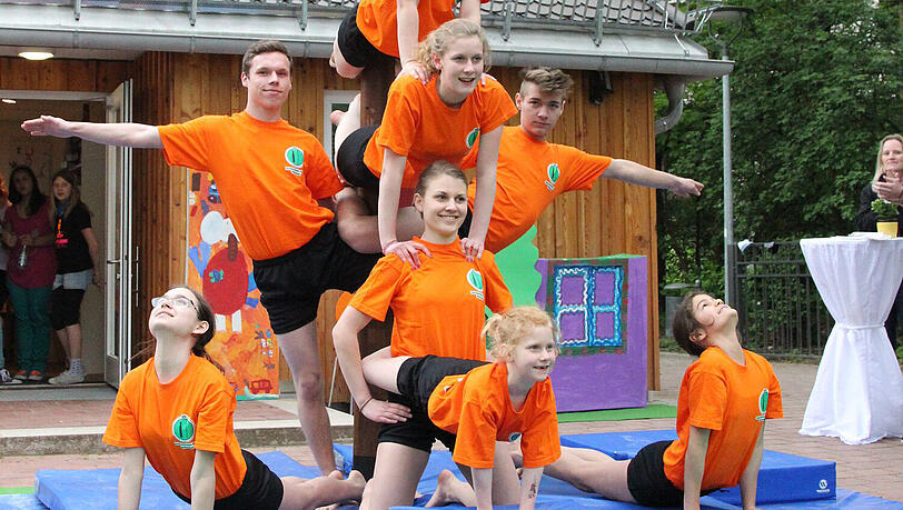 „Mallakhamb“ ist indisches Yoga am Pfahl – auch das kann man beim KiKS-Festival ausprobieren. „Mallakhamb“ ist indisches Yoga am Pfahl – auch das kann man beim KiKS-Festival ausprobieren.