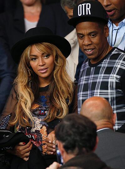 Beyoncé und Jay-Z, was für ein musikalisches Power-Paar! Erfolgreich sind sie beide, vom Aussehen her hat sie allerdings die Nase ganz weit vorne. Trotzdem wurde 2008 geheiratet, 2012 wurde Tochter Blue Ivy geboren.