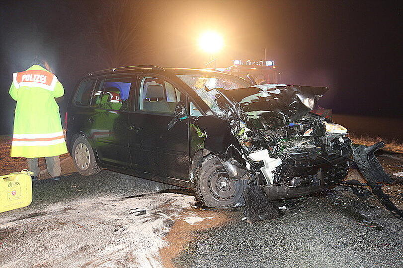 Nahezu ungebremst kracht der VW einer 63-Jährigen in das Baustellenfahrzeug.