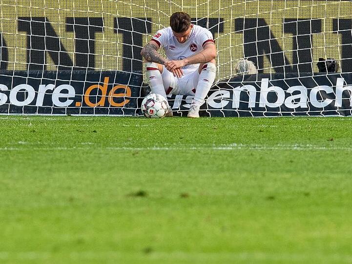 Der Nürnberger Tim Leibold sitzt frustriert nach dem 0:2 in Leverkusen im Tor.