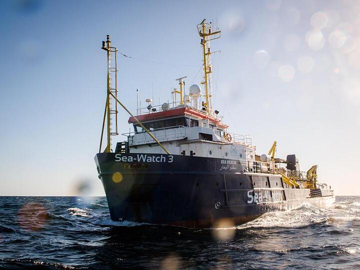 Die Helfer von Sea-Watch wollen sich von dem italienischen Dekret nicht abschrecken lassen und sind derzeit wieder mit der "Sea-Watch 3" im Einsatzgebiet vor Libyen.
