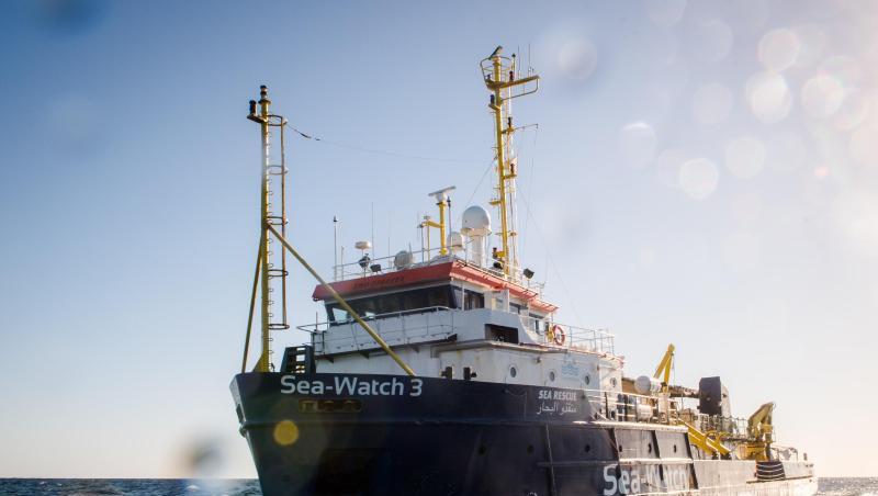 Die Helfer von Sea-Watch wollen sich von dem italienischen Dekret nicht abschrecken lassen und sind derzeit wieder mit der "Sea-Watch 3" im Einsatzgebiet vor Libyen. Die Helfer von Sea-Watch wollen sich von dem italienischen Dekret nicht abschrecken lassen und sind derzeit wieder mit der "Sea-Watch 3" im Einsatzgebiet vor Libyen.