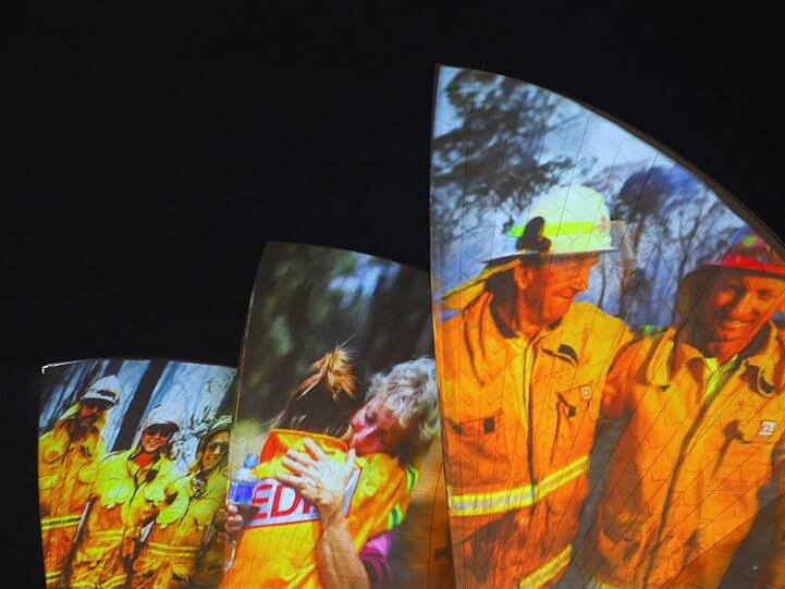 Auf den großen Segeln des Opernhauses in Sydney wurden als Dank Bilder von Feuerwehrleuten projiziert.