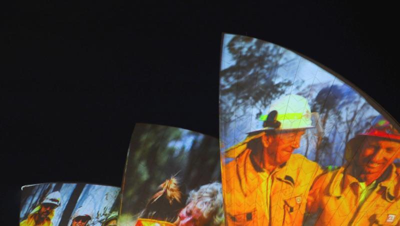 Auf den großen Segeln des Opernhauses in Sydney wurden als Dank Bilder von Feuerwehrleuten projiziert. Auf den großen Segeln des Opernhauses in Sydney wurden als Dank Bilder von Feuerwehrleuten projiziert.
