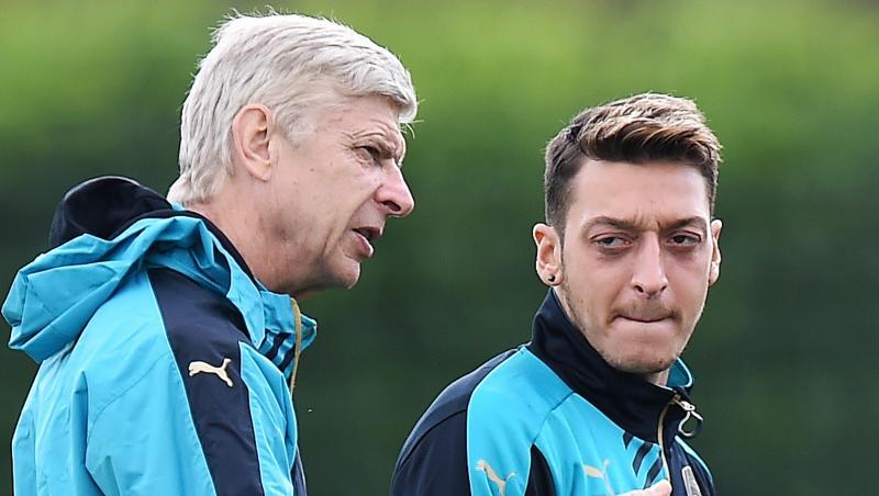 Hat eine hohe Meinung von Mesut Özil (r): Ex-Arsenal-Coach Arsene Wenger.