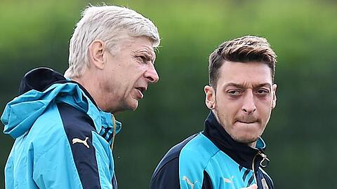 Hat eine hohe Meinung von Mesut Özil (r): Ex-Arsenal-Coach Arsene Wenger.