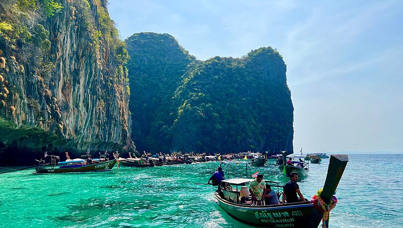 Viele Touristen kommen mit solchen traditionellen Booten zur weltberühmten Bucht. (Archivbild) Viele Touristen kommen mit solchen traditionellen Booten zur weltberühmten Bucht. (Archivbild)