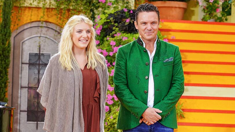 2019 noch blond bei "Immer wieder Sonntags": Johanna Mross an der Seite von Papa Stefan Mross. 2019 noch blond bei "Immer wieder Sonntags": Johanna Mross an der Seite von Papa Stefan Mross.