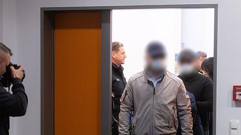 Die Angeklagten kommen zu Beginn des Revisionsverfahren im Fretterode-Prozess in den Gerichtssaal am Landgericht.