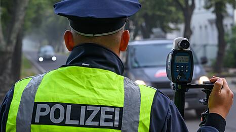 Die Polizei kassierte den F&uuml;hrerschein des jungen Autofahrers. (Symbolbild)