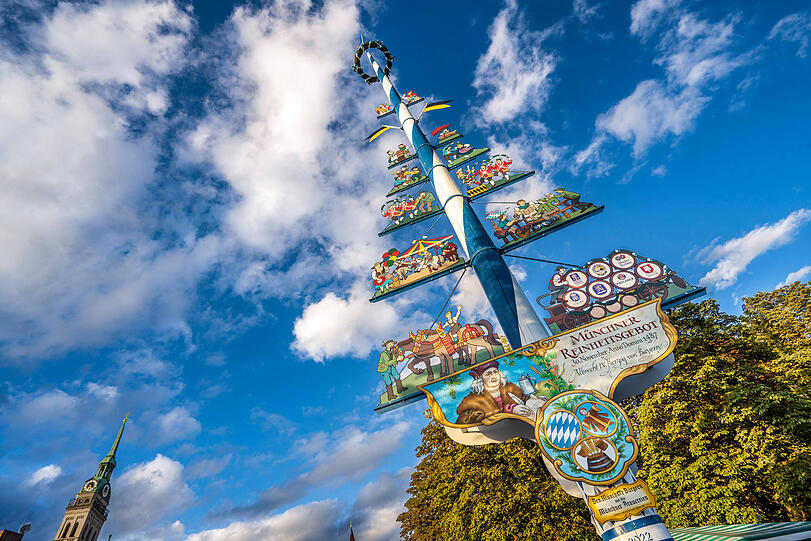 Seit 1962 prägt der Maibaum das Bild am Viktualienmarkt. Seit 1962 prägt der Maibaum das Bild am Viktualienmarkt.