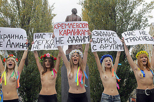 Zwei Wochen zuvor hatten die Ukrainerinnen während eines Besuchs des russischen Ministerpräsidenten Vladimir Putin in Kiew protestiert.