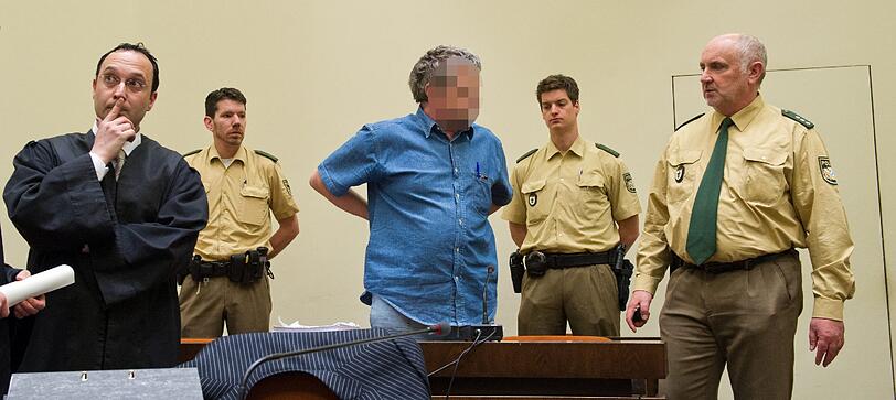 Die Aussage wurde mit Spannung erwartet: Erstmals im Prozess um den Mord an den Kraillinger Schwestern Chiara und Sharon hat der Angeklagte Stellung genommen. Ein Geständnis gab es nicht. Im Gegenteil. Bilder aus dem Prozess.