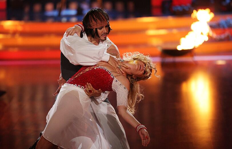 Im Finale musste sie als &bdquo;Jury-Tanz&ldquo; wieder einen Cha Cha Cha
abliefern und erntete Kritik der männlichen Profis in der Jury.
Roman Frieling kritisierte die &bdquo;Holzhüfte&ldquo; und eine Fußstellung wie
bei der &bdquo;Ostfriesen-Minensuche&ldquo;. Joachim Llambi fügte etwas milder
hinzu: &bdquo;Die Füße waren manchmal ein bisschen fluffig in der Luft.&ldquo;
Den anschließenden Tango fand Llambi dagegen &bdquo;wirklich hervorragend
getanzt&ldquo;. Und Profitänzerin Motsi Mabuse lobte: &bdquo;Ganz große Klasse!&ldquo;