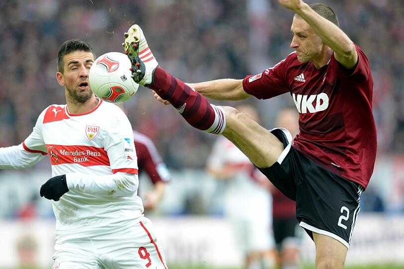 Normalerweise putzt Timmy Simons (rechts) hinten aus (wie hier gegen Stuttgart). Wenn's nicht läuft, hilft er aber auch mal mit einem Anschlusstreffer aus.