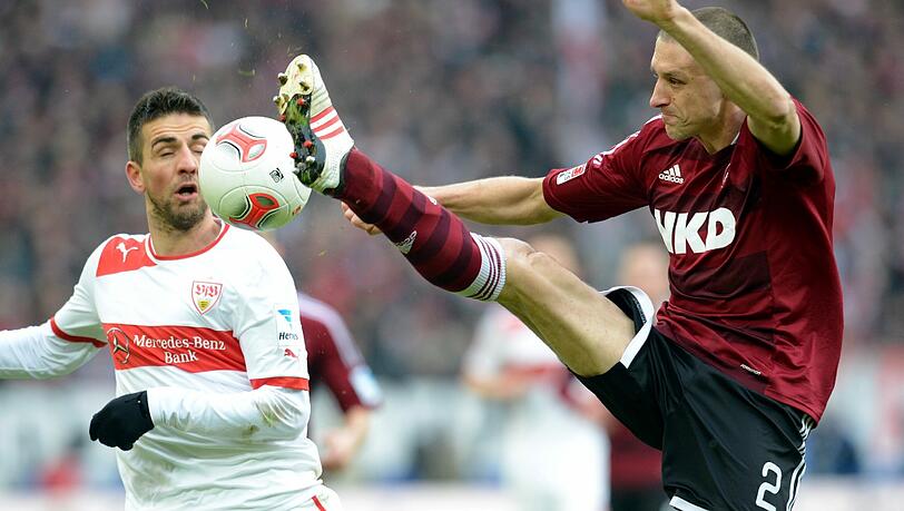 Normalerweise putzt Timmy Simons (rechts) hinten aus (wie hier gegen Stuttgart). Wenn's nicht läuft, hilft er aber auch mal mit einem Anschlusstreffer aus. Normalerweise putzt Timmy Simons (rechts) hinten aus (wie hier gegen Stuttgart). Wenn's nicht läuft, hilft er aber auch mal mit einem Anschlusstreffer aus.