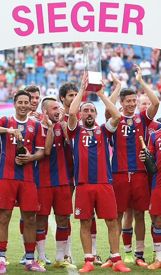 Franck Ribéry stemmt den Pokal in den Hamburger Nachthimmel.