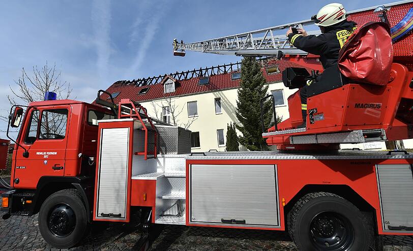 Einsatzkräfte von Feuerwehr und Polizei stehen vor der zukünftigen Unterkunft für Asylbewerber in Tröglitz.