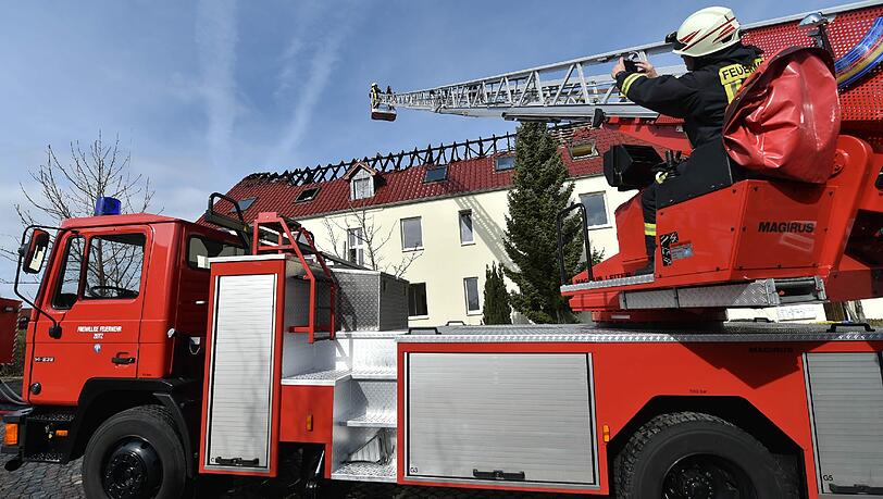 Einsatzkräfte von Feuerwehr und Polizei stehen vor der zukünftigen Unterkunft für Asylbewerber in Tröglitz. Einsatzkräfte von Feuerwehr und Polizei stehen vor der zukünftigen Unterkunft für Asylbewerber in Tröglitz.