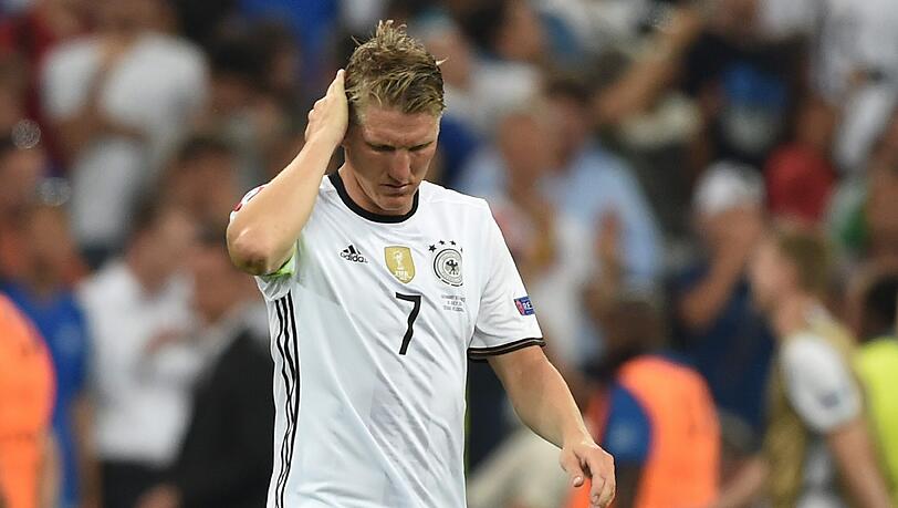 Bastian Schweinsteiger nach dem Aus gegen Frankreich. Bastian Schweinsteiger nach dem Aus gegen Frankreich.