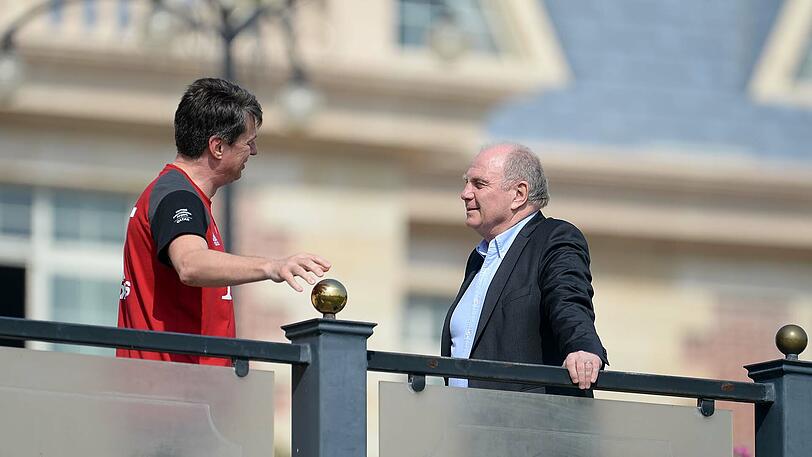 Präsident Uli Hoeneß (r.) im Gespräch mit Physiotherapeut Gerry Hoffmann.