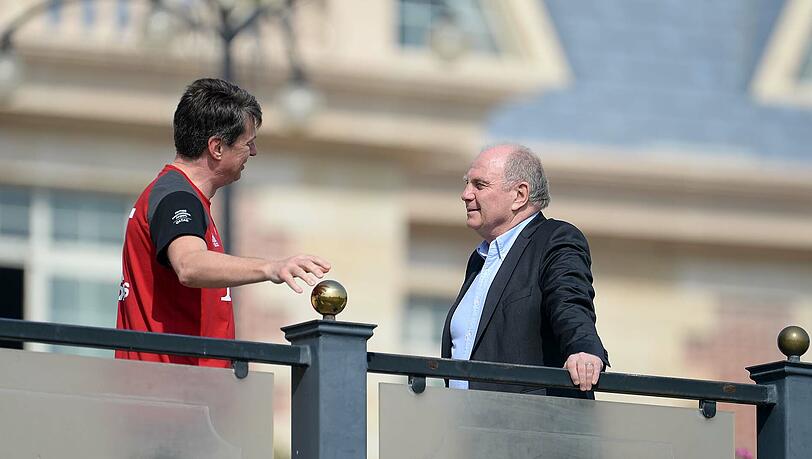 Präsident Uli Hoeneß (r.) im Gespräch mit Physiotherapeut Gerry Hoffmann. Präsident Uli Hoeneß (r.) im Gespräch mit Physiotherapeut Gerry Hoffmann.