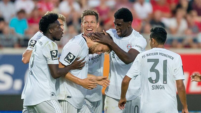 Lukas Mai lässt sich nach seinem Siegtreffer gegen Halle von seinen Mitspielern feiern.