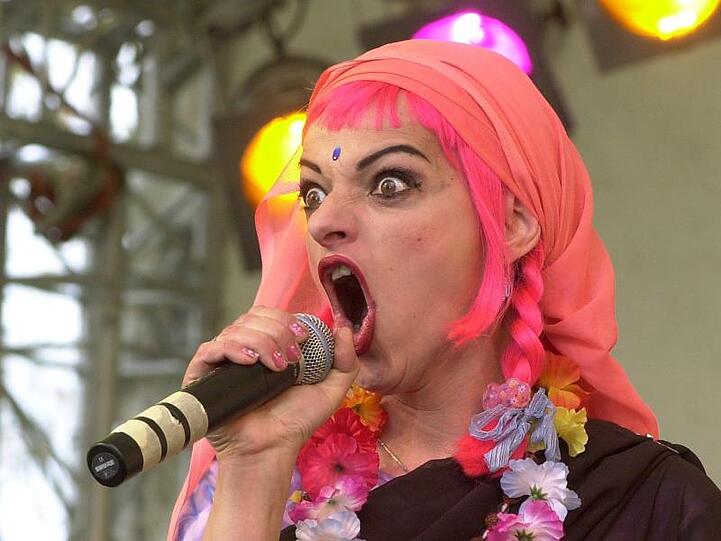 Nina Hagen bei einem Konzert in Frankfurt/Main 2001.