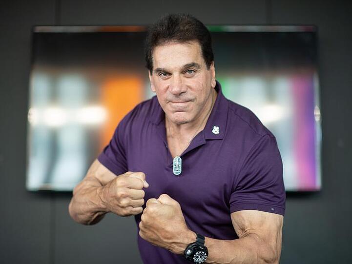 Lou Ferrigno, der unglaubliche Hulk, spannt seine Muskelmasse an.
