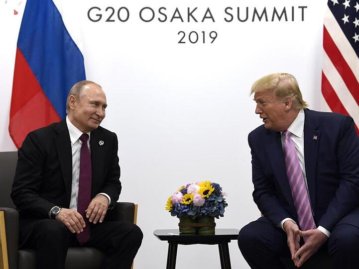 US-Präsident Donald Trump trifft Wladimir Putin, Präsident von Russland, 2019 während eines bilateralen Treffens am Rande des G-20-Gipfels in Osaka. Die USA und Russland beginnen mit den Gespräche zur atomaren Abrüstung.