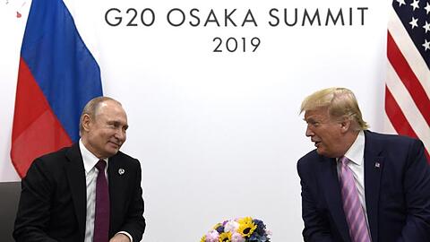 US-Präsident Donald Trump trifft Wladimir Putin, Präsident von Russland, 2019 während eines bilateralen Treffens am Rande des G-20-Gipfels in Osaka. Die USA und Russland beginnen mit den Gespräche zur atomaren Abrüstung.