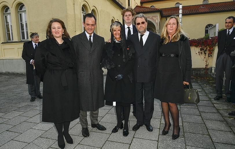 Alexander von Schönburg-Glauchau mit Frau Irina, Gloria Fürstin von Thurn und Taxis sowie Carl-Alban von Schönburg-Glauchau mit Frau Julie und Sohn Benedikt
