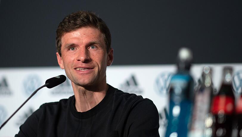 Thomas Müller spricht bei einer Pressekonferenz.