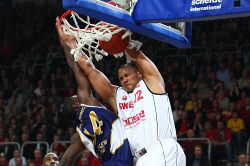 Schönen Dunk: Bambergs Robert Garret (rechts) setzt sich unterm Korb gegen Oldenburgs Ruben Boumtje durch &ndash; und punktet!